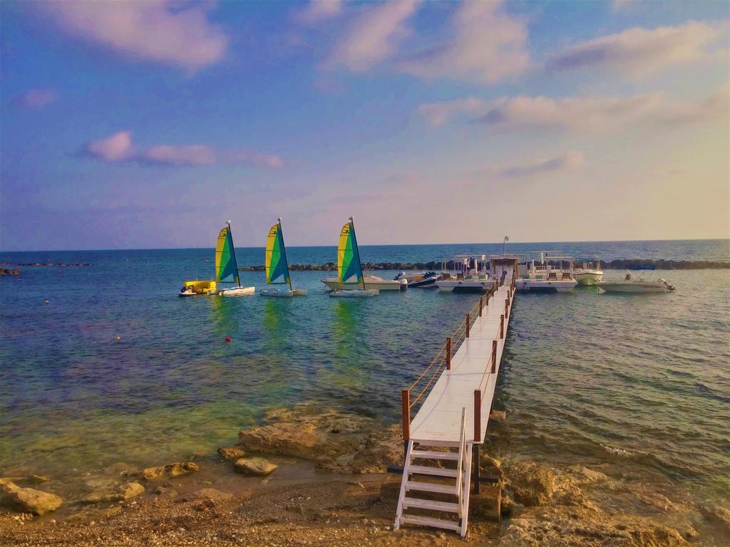 777 Beach Guesthouse Paphos 外观 照片