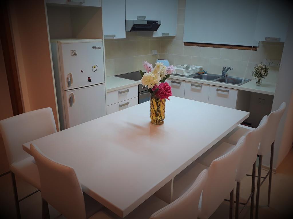 777 Beach Guesthouse Paphos 外观 照片